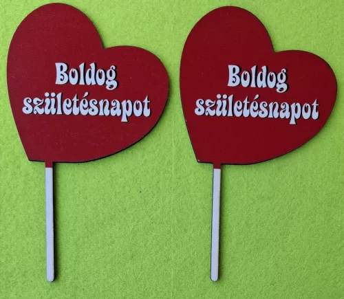 Nyomtatott ,fa alapú HDF(nem tömörfa)      tábla  Beszúrós Ferde szív piros háttérrel Boldog születésnapot felirattal	2db/csomag	10x18cm