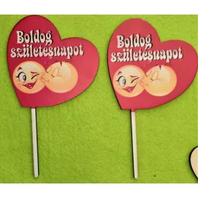   Nyomtatott fa alapú HDF(nem tömörfa)   tábla  Beszúrós Ferde szív Smiley pár piros háttérrel Boldog születésnapot felirattal	2db/csomag	10x18cm 