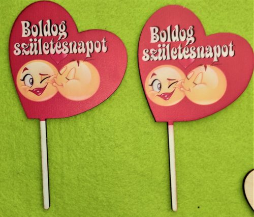 Nyomtatott fa   tábla  Beszúrós Ferde szív Smiley pár piros háttérrel Boldog születésnapot felirattal	2db/csomag	10x18cm 