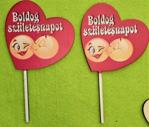 Nyomtatott fa alapú HDF(nem tömörfa)   tábla  Beszúrós Ferde szív Smiley pár piros háttérrel Boldog születésnapot felirattal	2db/csomag	10x18cm 