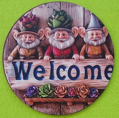 Nyomtatott ,fa alapú HDF(nem tömörfa)    koszorú közép Három manó Welcome felirattal 	1db	11,8cm 