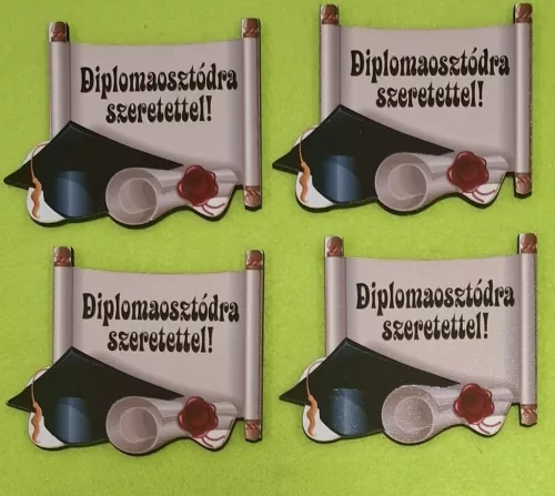 8x10 cm Nyomtatott fa tábla ,Diplomaosztódra szeretettel felirattal ,ballagási sapkával és pergamenttel	4db/csomag	