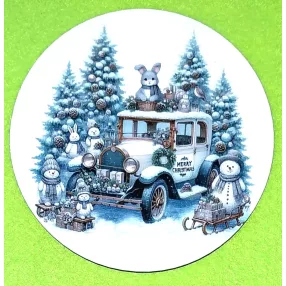   11,8cm  Nyomtatott fa Kopogtató közép   Havas háttérrel nyuszi ül az autón    Merry Christmas  felirattal 