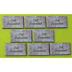   6x3,5 cm Téglalap , Nyomtatott ,fa alapú HDF(nem tömörfa)    Deszka háttérrel virágokkal Sok Szeretettel felirattal	8db/csomag	