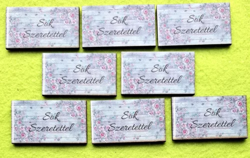 6x3,5 cm Téglalap , nyomtatott fa Deszka háttérrel virágokkal Sok Szeretettel felirattal	8db/csomag	