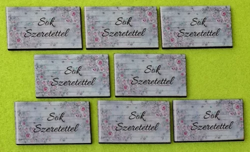6x3,5 cm Téglalap , Nyomtatott ,fa alapú HDF(nem tömörfa)    Deszka háttérrel virágokkal Sok Szeretettel felirattal	8db/csomag	