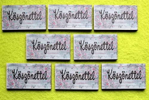 6x3,5 cm Téglalap , Nyomtatott ,fa alapú HDF(nem tömörfa) ,Deszka háttérrel virágokkal Köszönettel felirattal	8db/csomag	