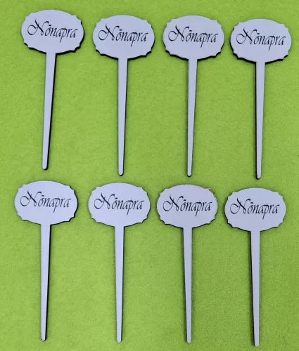 Beszúrós   Nyomtatott ,fa alapú HDF(nem tömörfa)    kis    tábla   Nőnapra  felirattal 	8db/csomag	9x3,5cm