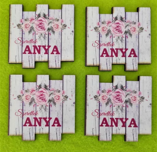 Nyomtatott Fa   Négyzet formára vágva deszkás háttérrel l Szeretlek anya felirattal 	4db/csomag	7x7cm 