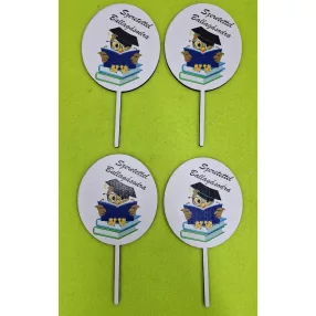   6,5x12 cm ovális Beszúrós  Nyomtatott ,fa alapú HDF(nem tömörfa) ,Könyveken ülő sapkás bagollyal Szeretettel Ballagásodra  felirattal 	4db/csomag	6,5x12cm 