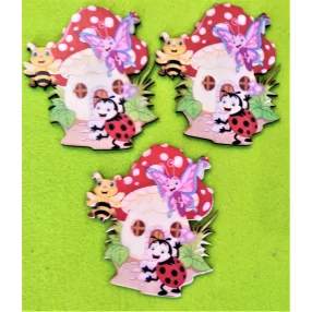   Nyomtatott fa Kicsi Piros  gomba házikó Katicával ,pillangóval és méhecskével 	3db/csomag	8,5x9,8cm 