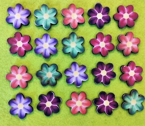  Nyomtatott ,fa alapú HDF(nem tömörfa)    Piros, lila , bordó ,Narancssárga  színü   ,Nyír rétegelt lemezés sötétzöld kis virág	20db/csomag	2,5x2,7 cm 