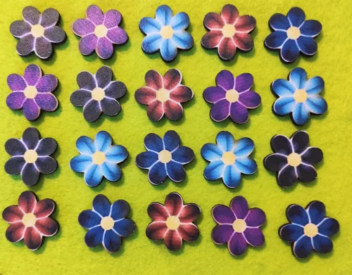  Nyomtatott ,fa alapú HDF(nem tömörfa)    Fekete színű,.kék ,barna, lila  kis virág	20db/csomag	2,5x2,7 cm 