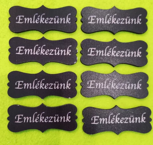  Nyomtatott  Fekete színű,nyír rétegelt lemez biléta Emlékezünk felirattal	8db/csomag	7x3cm 