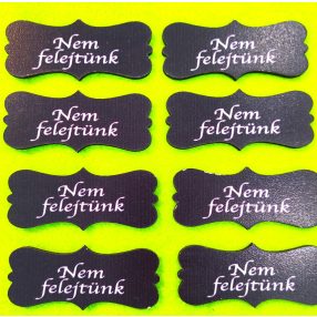    Nyomtatott  fekete fa biléta Nem felejtünk felirattal	8db/csomag	7x3cm 