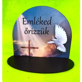   Nyomtatott fa Talpas tábla  keresztel és galambbal Emléked őrizzük felirattal	1 szett	15.5x13cm 