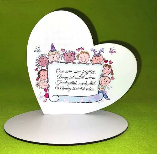 Nyomtatott fa  Talpas szív Óvó néni, nem felejtlek…..	1 szett	15x15cm, talp 17,5x10 