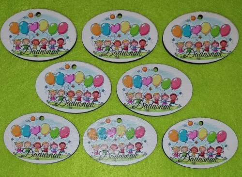  Nyomtatott ,fa alapú HDF(nem tömörfa) ,Lufival gyerekek Dadusnak felirattal 	8db/csomag	5,5x3,5cm  