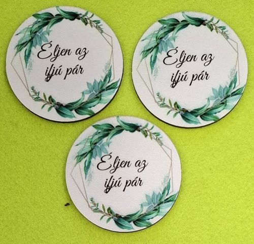  Nyomtatott fa kör  tábla Éljen az ifjú pár  felirattal 	3db/ csomag 	7cm  