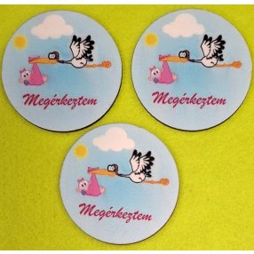    Nyomtatott fa kör tábla Gólya rózsaszín babával megérkeztem  felirattal 	3db/ csomag 	7cm  