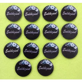   Nyomtatott Fa  Fekete háttérrel fehér virággal Emlékezünk felirattal 	14db/csomag	3cm vasta