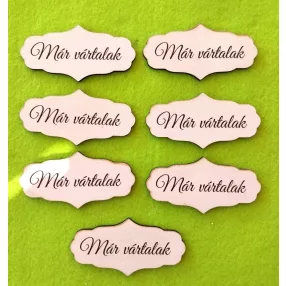   Nyomtatott Fa  tábla  Már vártalak  Felirattal 	 7db/csomag	7x3,5cm