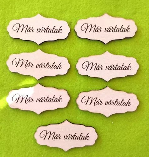 Nyomtatott Fa  tábla  Már vártalak  Felirattal 	 7db/csomag	7x3,5cm
