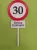 Nyomtatott ,fa alapú HDF(nem tömörfa)     beszúrós dísz Nagy Sebesség korlátozó  tábla Boldog Szülinapot 30	1db	10x23cm