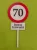 Nyomtatott ,fa alapú HDF(nem tömörfa)      beszúrós dísz Nagy Sebesség korlátozó  tábla Boldog Szülinapot 70	1db	10x23cm 