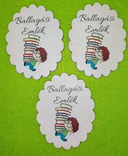 Nyomtatott Fa  Ballagási Emlék  Fiú Könyv kupaccal 	3db/csomag	8,5x6,5cm 