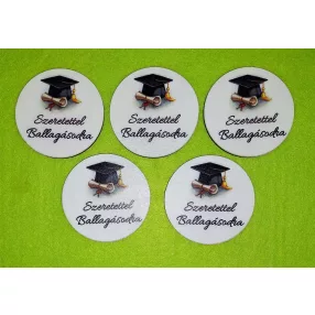   Nyomtatott Fa  6cm kör Ballagási sapkával Szeretettel Ballagásodra felirattal	5db/csomag	6cm 