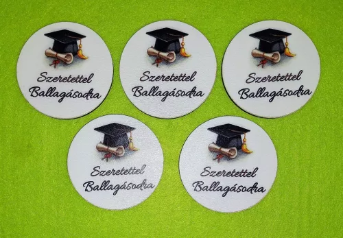 Nyomtatott Fa  6cm kör Ballagási sapkával Szeretettel Ballagásodra felirattal	5db/csomag	6cm 