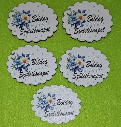  Nyomtatott fa alapú HDF(nem tömörfa) Kék virágos ovális csipkés szélü tábla Boldog születésnapot   felirattal	5db/csomag	6,5x5cm 