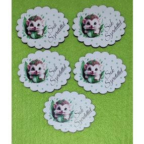    Nyomtatott fa Sünis ovális csipkés szélü tábla Sok szeretettel  felirattal	5db/csomag	6,5x5cm 