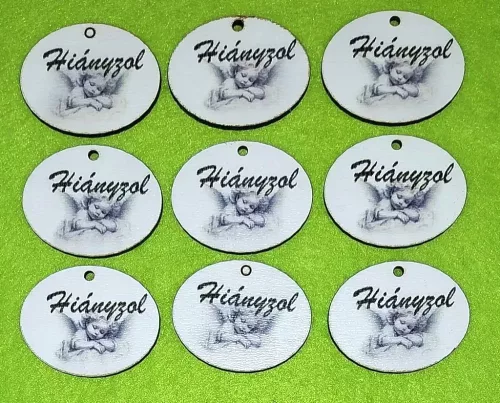  Nyomtatott fa Ovális tábla angyalkával    Hiányzol felirattal	9db/csomag	4,5x3,5cm magasság  