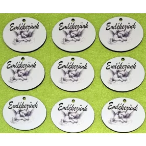    Nyomtatott fa Ovális tábla angyalkával    Emlékezünk felirattal	9db/csomag	4,5x3,5cm magasság  