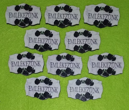 Nyomtatott Fa   Fehér márvány háttérrel fekete rózsás Emlékezünk felirattal 	10db/csomag	3x4,5cm 