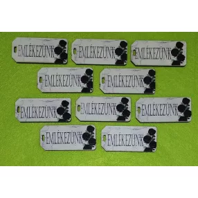   Nyomtatott Fa   Biléta tábla Fehér márvány háttérrel fekete rózsás Emlékezünk felirattal 	10db/csomag	5,5x2,5cm 
