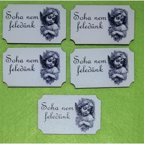   Nyomtatott Fa  Tábla Szürke  háttérrel angyalkás Soha nem feledünk  felirattal 	5db/csomag	6,5x4cm 