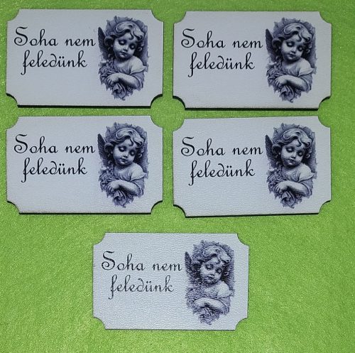 Nyomtatott Fa  Tábla Szürke  háttérrel angyalkás Soha nem feledünk  felirattal 	5db/csomag	6,5x4cm 