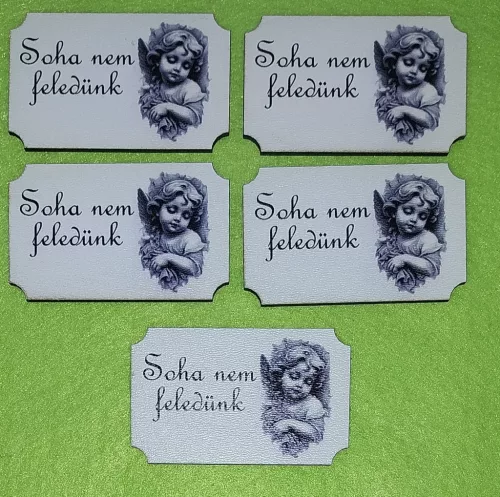 Nyomtatott Fa  Tábla Szürke  háttérrel angyalkás Soha nem feledünk  felirattal 	5db/csomag	6,5x4cm 