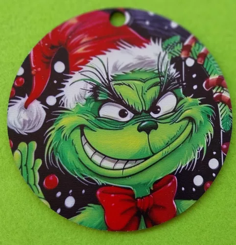 Nyomtatott ,fa alapú HDF(nem tömörfa)    koszorú közép Grincs Fekete színű,hópihés háttérrel 	1db	11,8  cm 